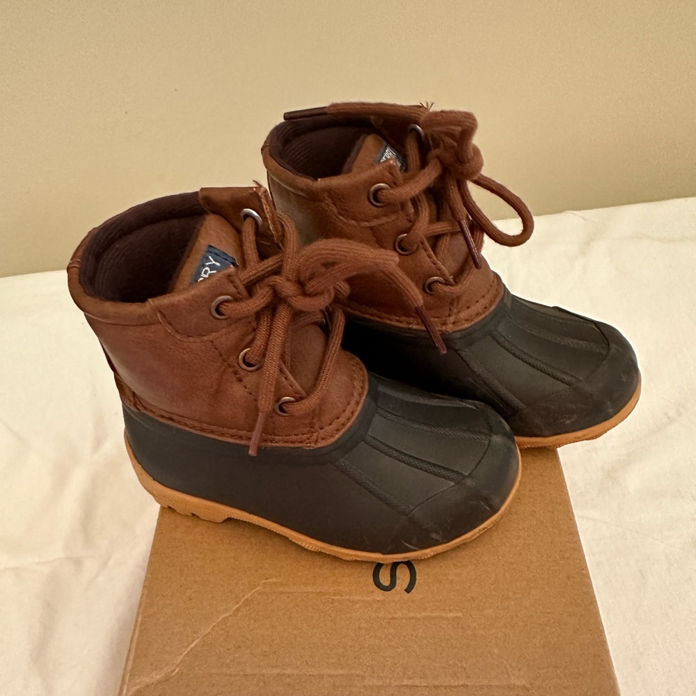 7M SPERRY DUCK BOOTS